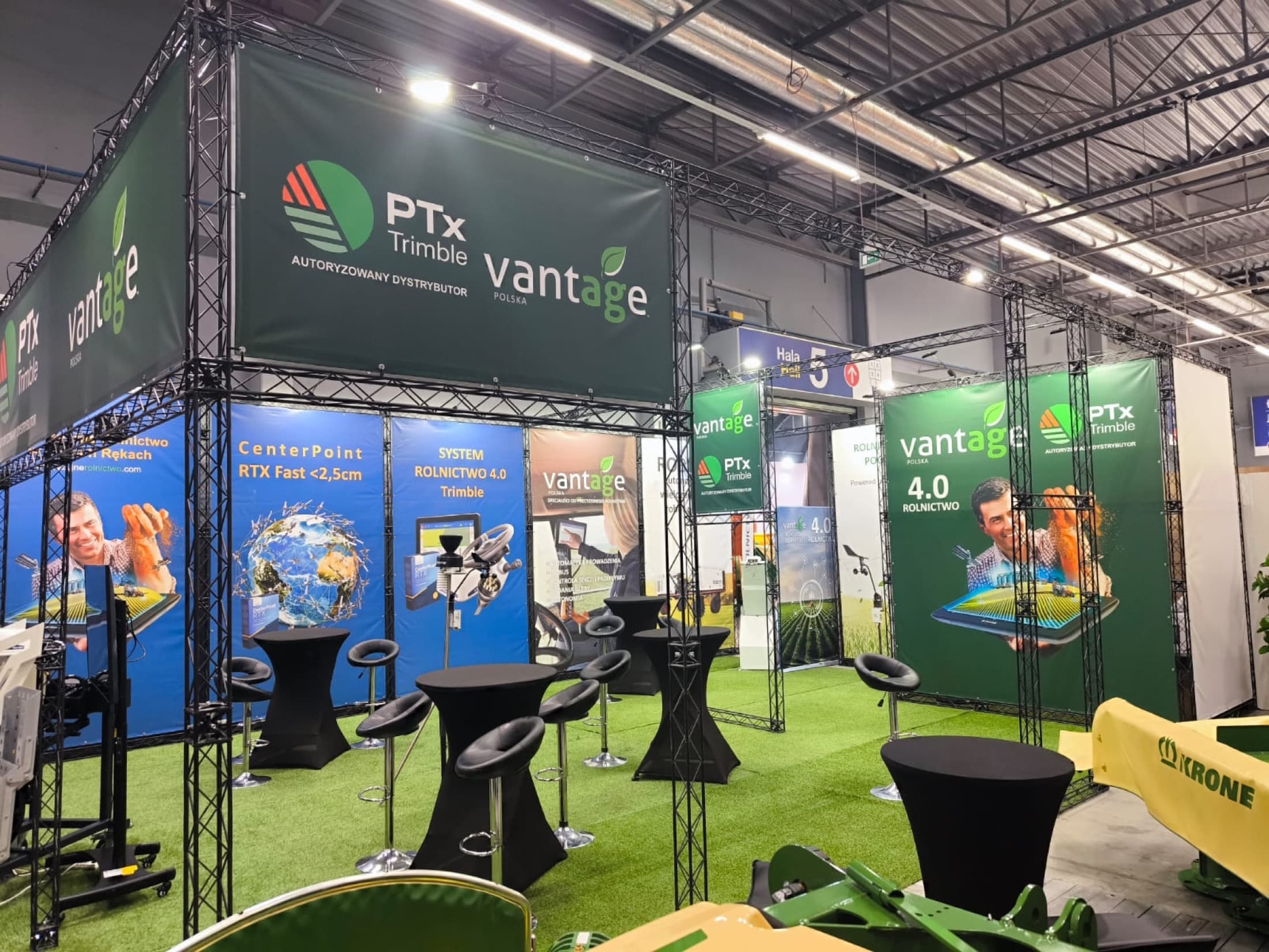 Duże stoisko Vantage z grafikami i zabudową z kratownic